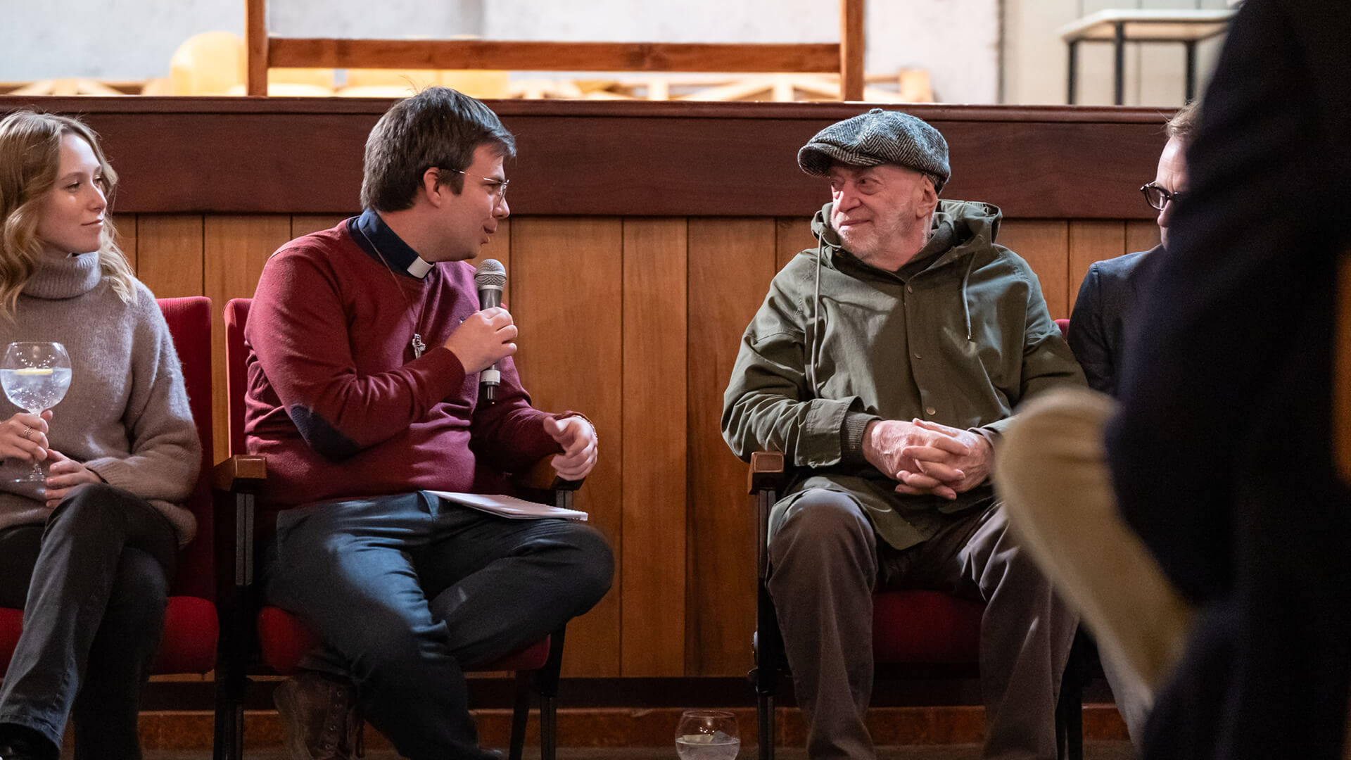 immagine gin tonic in cortile con toni capuozzo